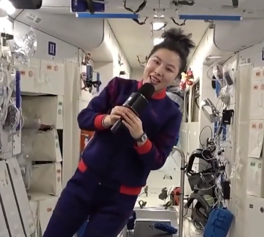 K歌宝火到外太空，中国航天员王亚平在空间站唱卡拉OK-我爱音频网